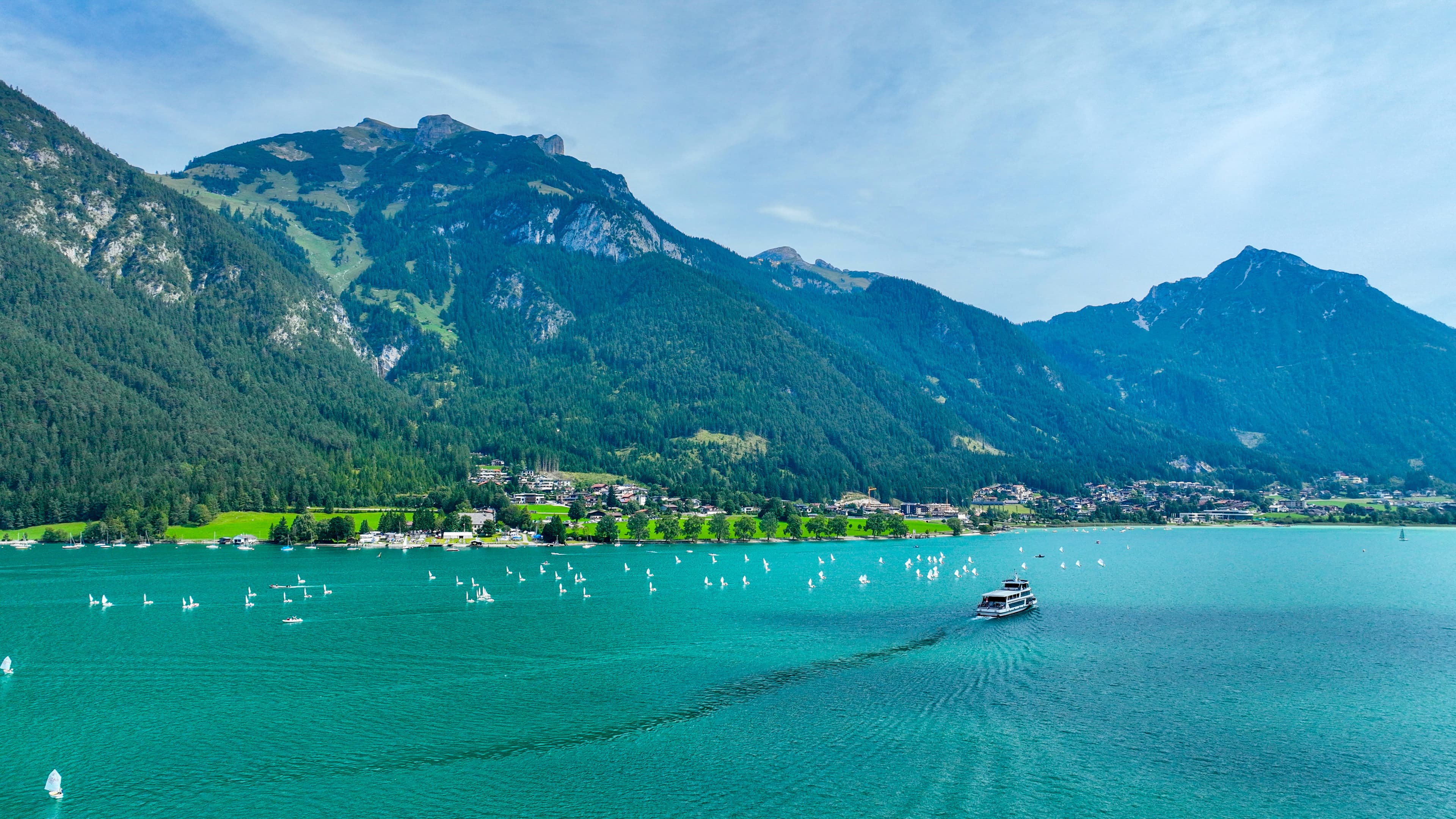 Segelregatta am Achensee mit Blick auf Wasser und Berge