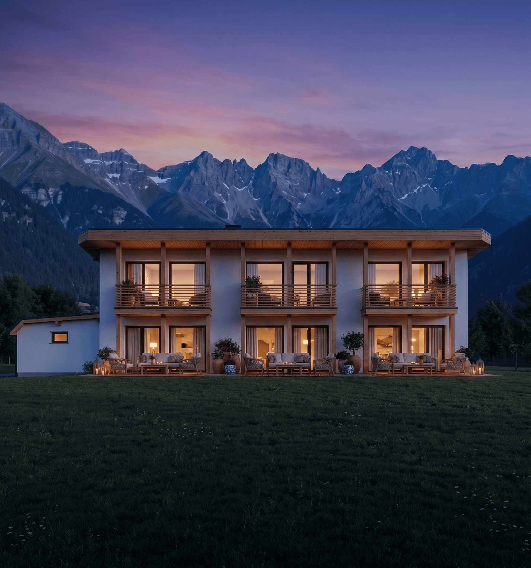 Wohnbauprojekt am Achensee mit Bergpanorama in der Abenddaemmerung
